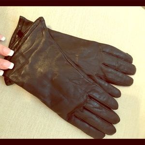 Like New* Women’s black leather gloves, large.
